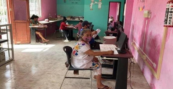 Abuelita termina la primaria a los 71 años en Yucatán