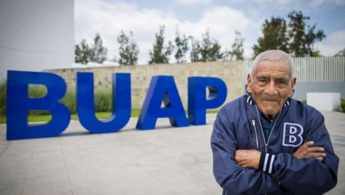 A sus 84 años de edad Don Felipe está por graduarse como ingeniero