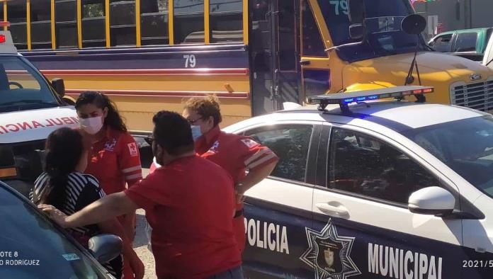 Imprudente conductor Impacta varios vehiculos