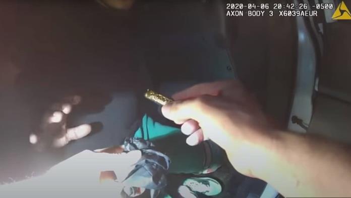 Video: Policías en EE.UU. confunden las cenizas de una bebé con drogas durante una requisa