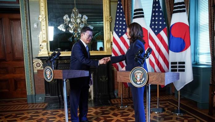 Video: Kamala Harris se limpia la mano tras saludar al presidente de Corea del Sur