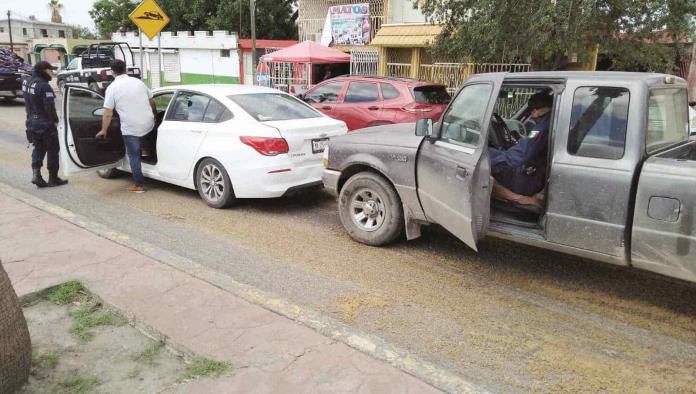 Derrama fertilizante y provoca accidente