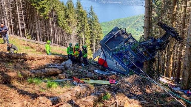 Italia: Mueren 13 personas al caer un teleférico