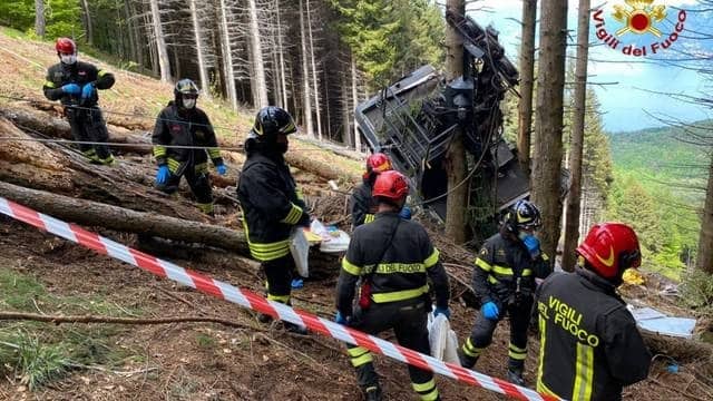 Italia: Mueren 13 personas al caer un teleférico