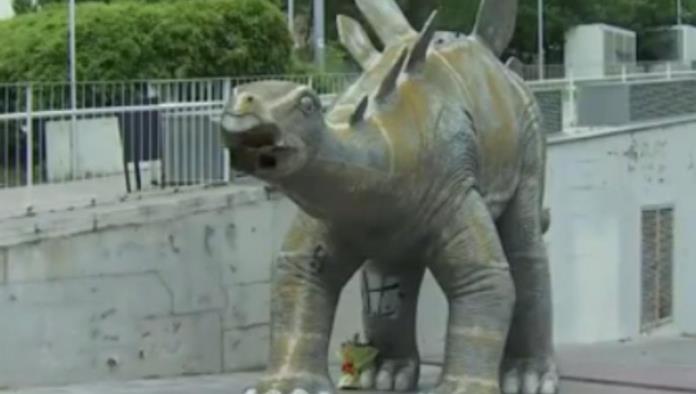 Hallan a hombre muerto dentro de estatua de dinosaurio