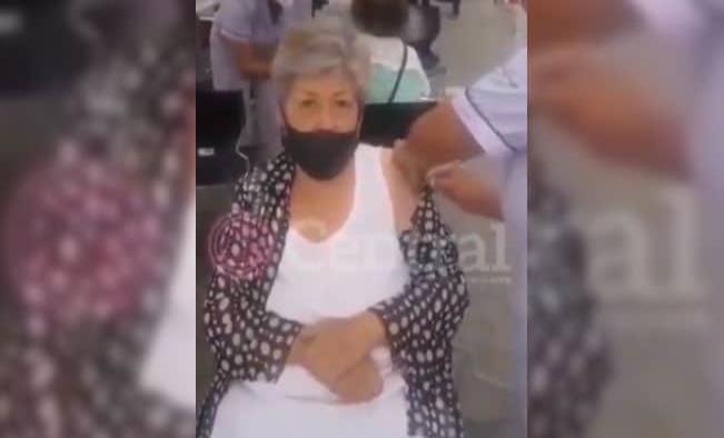 Enfermera que simuló aplicar vacuna vs COVID es denunciada ante la Fiscalía en Puebla