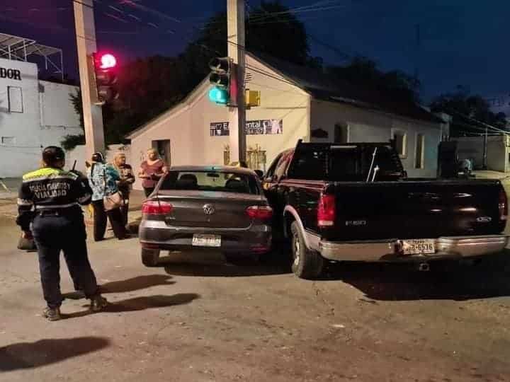 Se pasan el verde y chocan