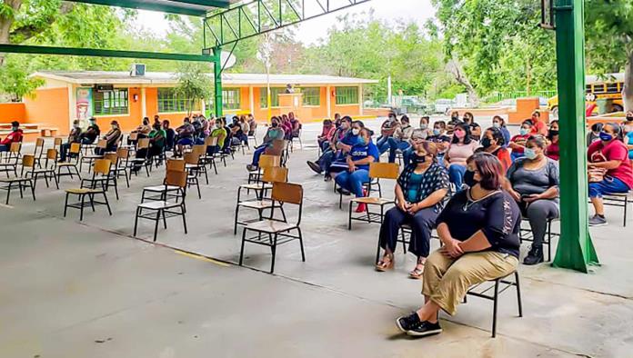 En Allende se preparan padres para volver a clases