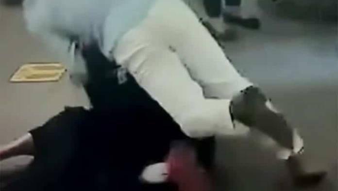 Hombre salva a mujer de ser acuchillada en el metro de NY