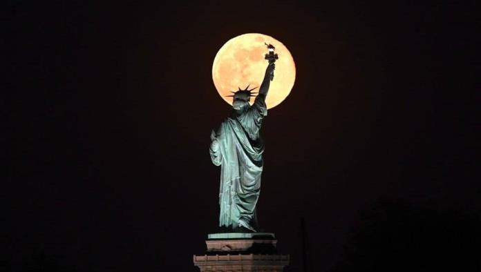 El espectacular momento en que la superluna roja iluminó la Estatua de la Libertad