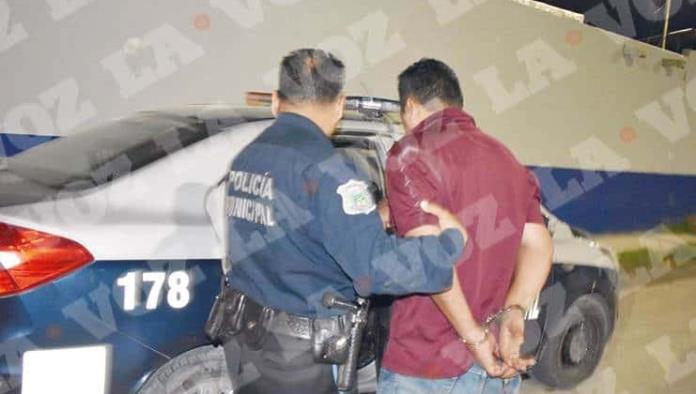 Golpea esposo a mujer policía