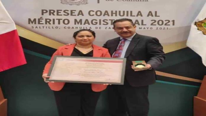 profesora de Allende recibe presea al Mérito Magisterial 2021