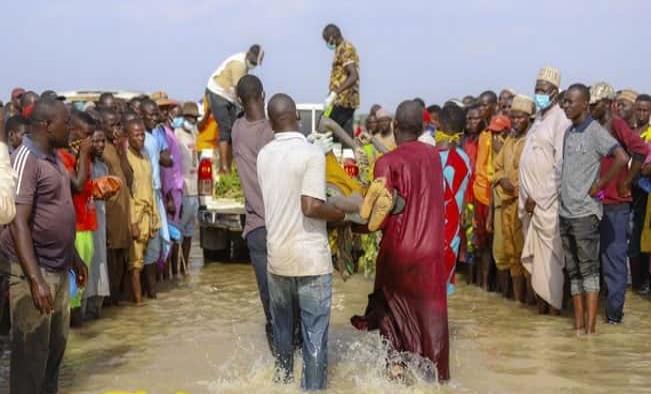 Tras naufragio de barco recuperan más de 40 cadáveres en Nigeria