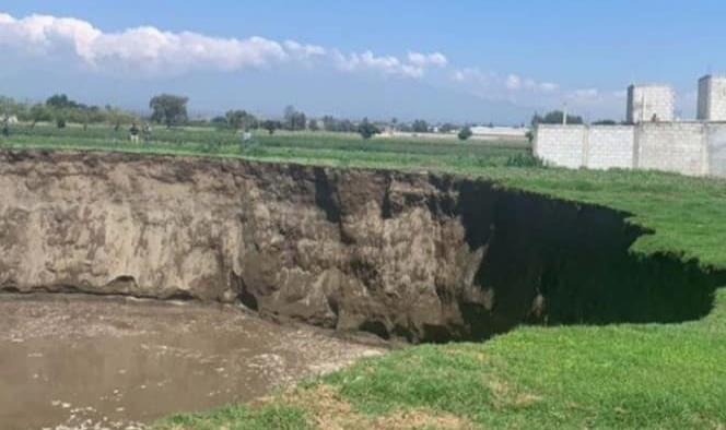 Se forma enorme socavón en terrenos de cultivo en Puebla