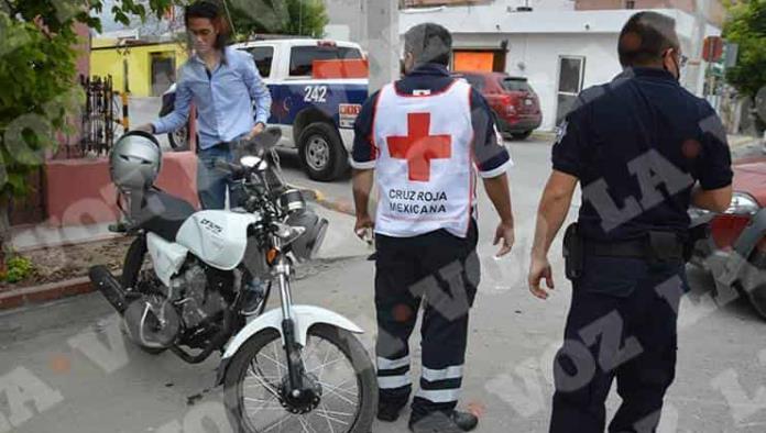 Manda al piso a motociclista