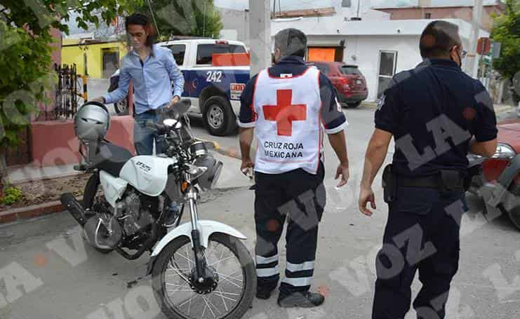 Manda al piso a motociclista