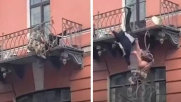 Pareja que discutía en su balcón cae desde 7 metros de altura (video)
