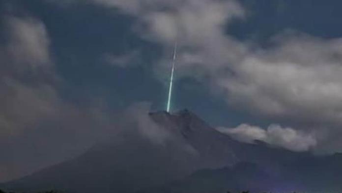 Meteorito cae del cielo y entra en cráter de volcán