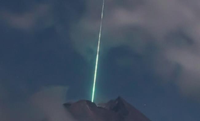 Video impactante: cae un meteorito sobre el volcán más activo