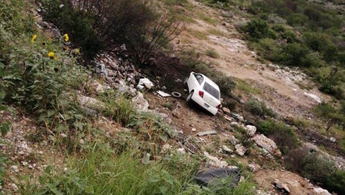 Vuelca y abandona su vehículo