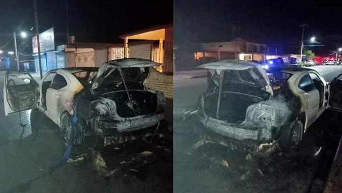 Arde auto deportivo