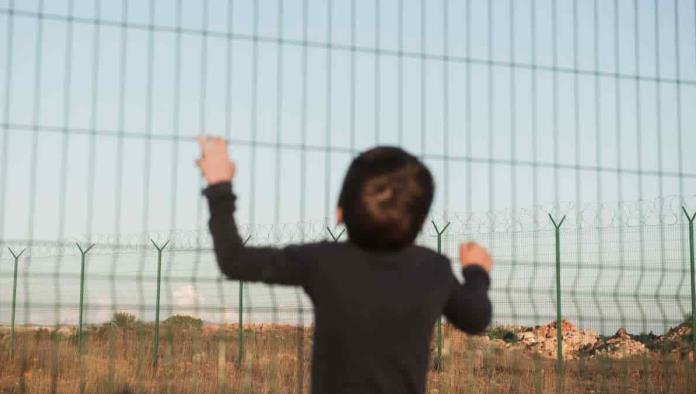 “¡No se vayan!”: el momento en que abandonan a un niño de 5 años en la frontera de EEUU