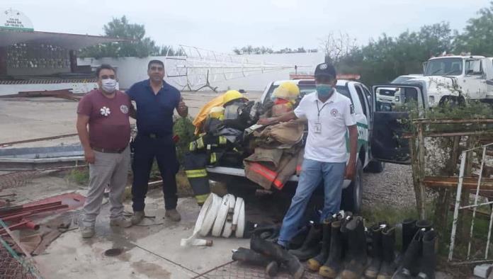 Regalan a bomberos uniformes