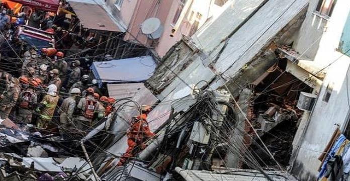 Mueren 2 personas al desplomarse edificio residencial irregular en Río de Janeiro