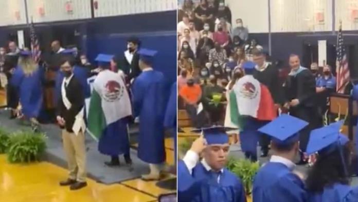 Maestros niegan diploma a alumno por portar bandera de México en EU