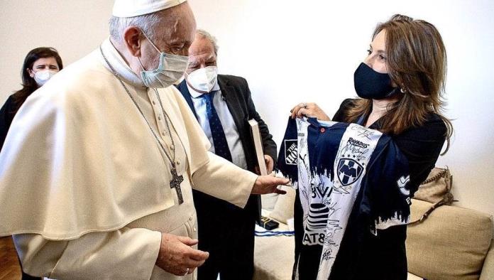 Aficionada del Rayados le regala jersey autografiado al papa Francisco
