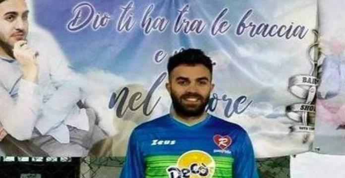 Futbolista muere mientras disputaba partido en homenaje a su hermano fallecido