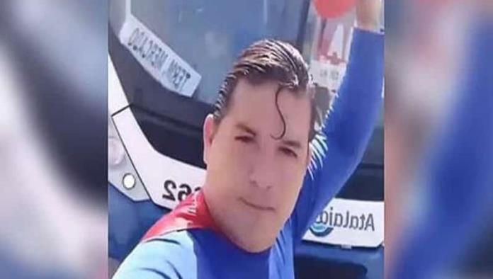 Superman brasileño intenta detener un autobús y lo atropellan