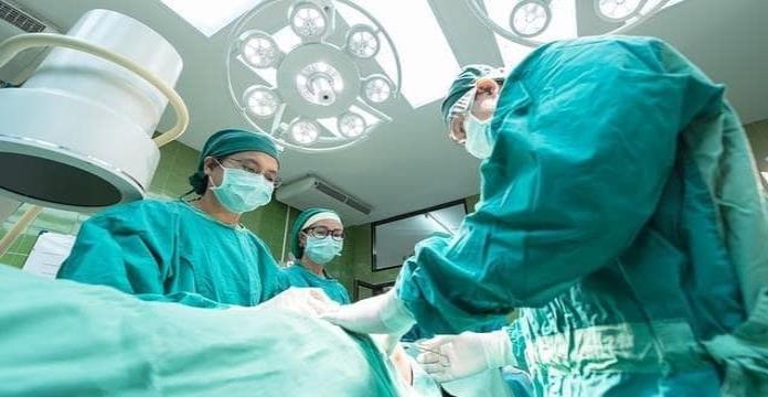 Mujer muere al ser ‘operada’ por hombre que fingía ser doctor