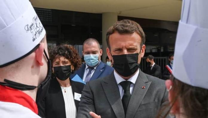 Dan cachetada a Emmanuel Macron al acercarse a multitud