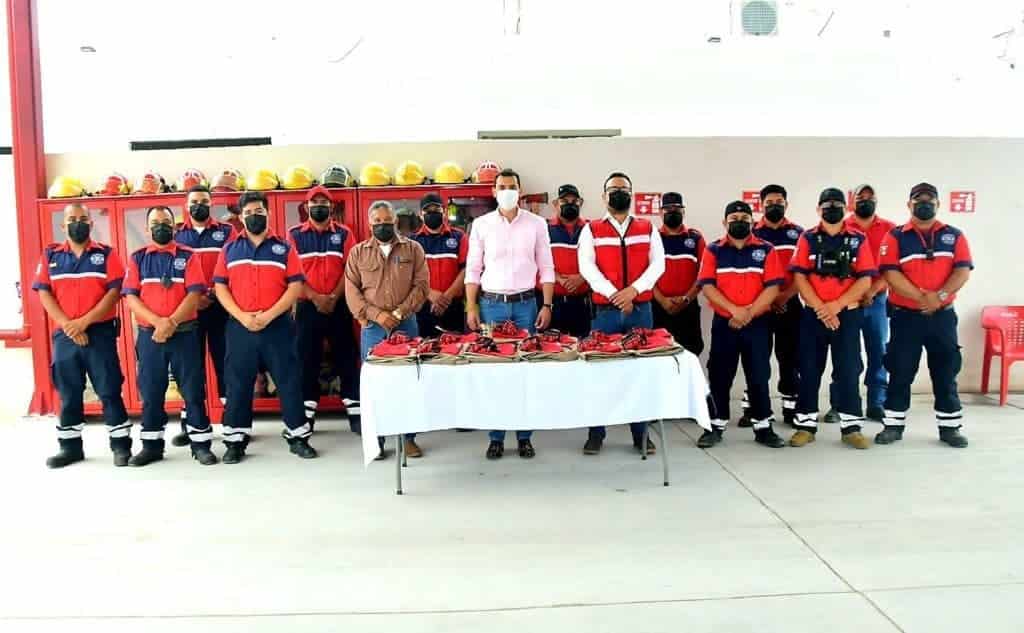 Equipan a bomberos