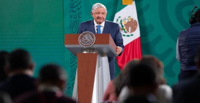 AMLO le pide permiso a Ricardo Anaya para tomarse una caguama