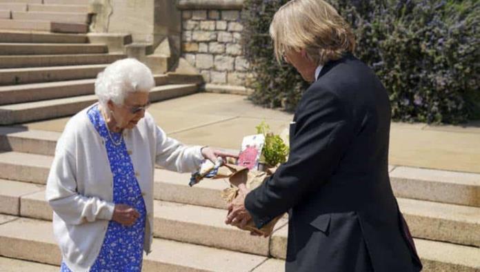 Plantado una rosa, así conmemora Isabel II el cumpleaños 100 del Príncipe Felipe