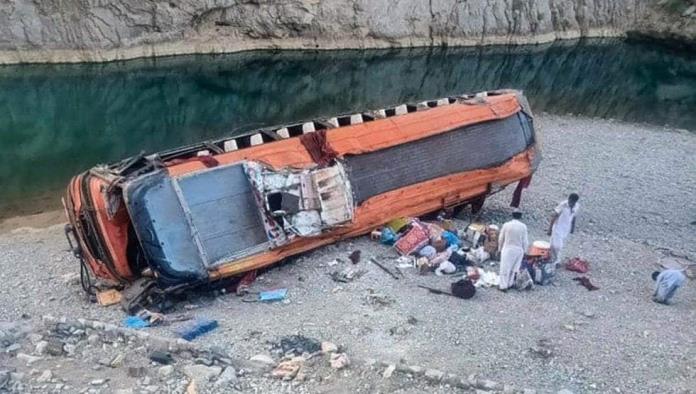 Autobús con peregrinos vuelca en Pakistán, hay 20 fallecidos