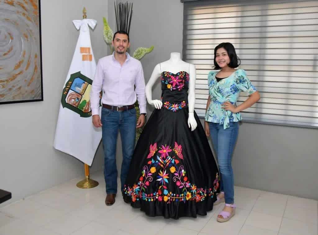 ENTREGAN VESTIDO FOLCLORICO A FATIMA BOCANEGRA COMO TALENTO NAVENSE.