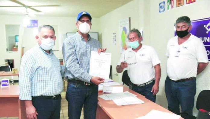 Entrega IEC constancia a Mario Dávila