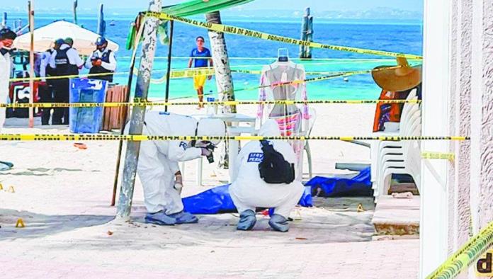 Matan a dos y hieren a una estadounidense en playas de Cancún