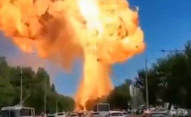 Una impresionante explosión en una gasolinera en Siberia dejó al menos 25 heridos