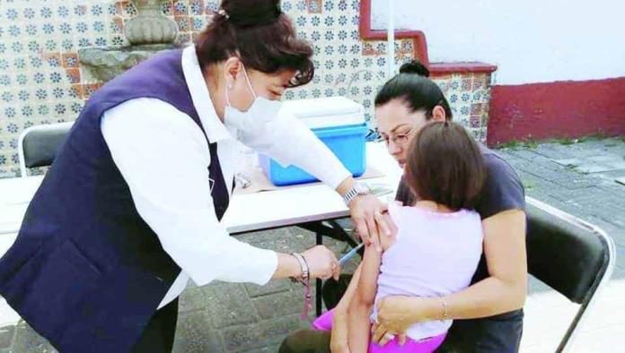 Vacunan a niños en clases presenciales