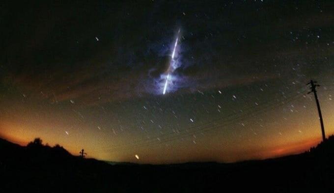 Un meteoro ilumina el cielo durante un partido de tee ball en EE.UU.