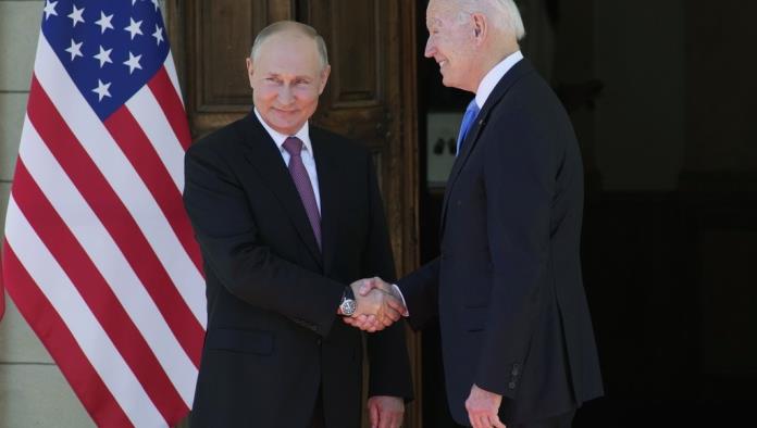 Con apretón de manos, inicia reunión entre Biden y Putin