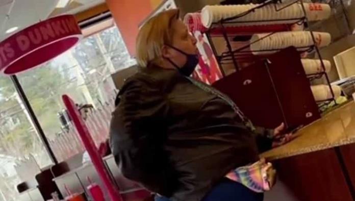 Mujer reclama a tienda porque la docena de donas debe tener 50 piezas; ya es viral