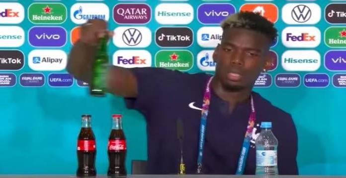 Paul Pogba imita a Cristiano Ronaldo y quita botella de cerveza en conferencia de prensa