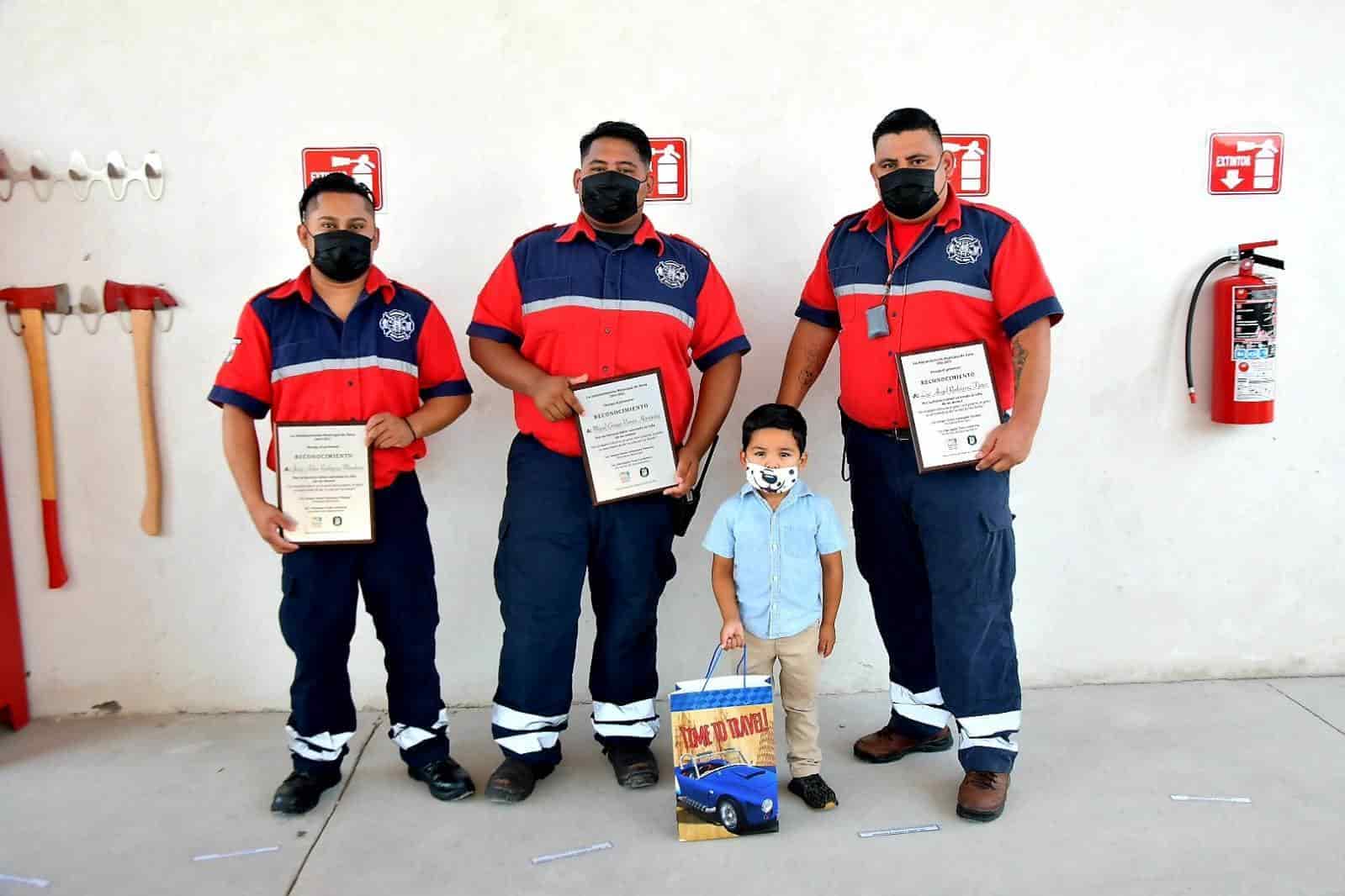 Reconoce Sergio Velázquez a bomberos por su labor