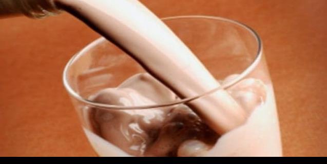 La leche o el chocolate en polvo ¿qué va primero en el vaso?