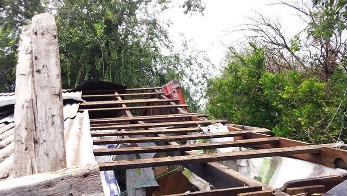 Vuelan techos en Rancherías por la tormenta